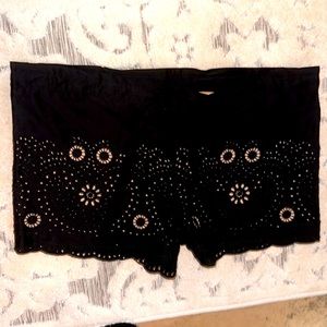 BCBGMAXAZRIA SIZE LARGE women’s black shorts